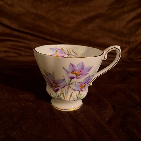 Single Royal Grafton teacup “Manitoba Crocus” - Picture 1 of 3